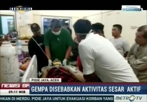 Indonesia doctors attending to the wounded