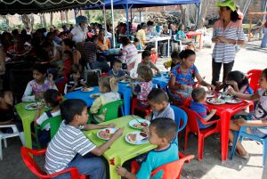 Children from Venezuela eat a meal at a dining facility organised by Caritas and the Catholic church, in Cucuta, Colombia February 21, 2018. REUTERS/Carlos Eduardo Ramirez