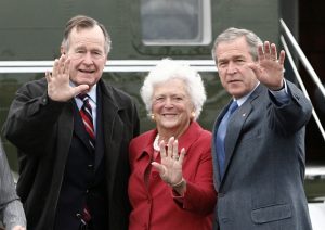FILE PHOTO: U.S. President George W. Bush (R) waves alongside his parents, former President George Bush and former first lady Barbara Bush upon their arrival Fort Hood, Texas, April 8, 2007. REUTERS/Jason Reed /File Photo
