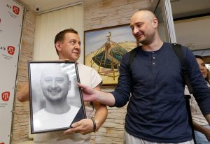Russian dissident journalist Arkady Babchenko (R) takes his portrait from deputy chief of the Crimean Tatar channel ATR Aider Muzhdabaiev as he visits the office of the channel in Kiev, Ukraine May 31, 2018. REUTERS/Valentyn Ogirenko