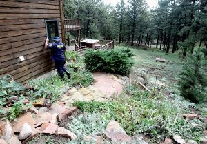 FILE PHOTO: Members of the Federal Emergency Management Agency (FEMA) Urban Search and Rescue team inspect homes and offer assistance, at Lee Hill Drive in Boulder, Colorado, U.S., September 16, 2013. REUTERS/Mark Leffingwell/File Photo