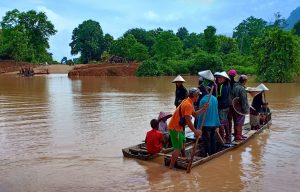 Villagers are evacuated after the Xepian-Xe Nam Noy hydropower dam collapsed in Attapeu province, Laos July 24, 2018. REUTERS/Stringer