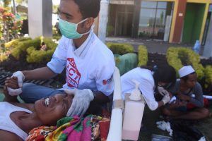 Health workers treat earthquake victims in the courtyard of Tanjung Hospital, North Lombok, Indonesia August 7, 2018 in this photo taken by Antara Foto. Antara Foto/Zabur Karuru/ via REUTERS