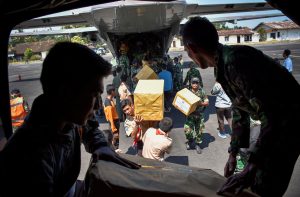 Indonesian soldiers unload relief aid for earthquake victims from a plane at an airbase in Mataram, Lombok, Indonesia August 9, 2018 in this photo taken by Antara Foto. Antara Foto/Ahmad Subaidi/via REUTER