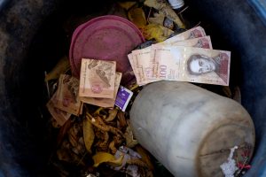 Venezuelan 100 bolivar notes thrown by people in a trash bin are seen at a gas station of the Venezuelan state-owned oil company PDVSA in Caracas, Venezuela August 20, 2018. REUTERS/Marco Bello