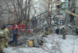 Emergency personnel work at the site of collapsed apartment building after a suspected gas blast in Magnitogorsk, Russia December 31, 2018. Minister of Civil Defence, Emergencies and Disaster Relief/Handout via REUTERS.