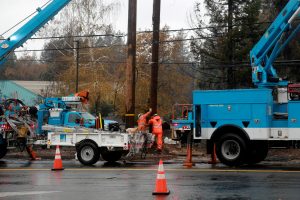 FILE PHOTO: PG&E works on power lines to repair damage caused by the Camp Fire in Paradise, California, U.S. November 21, 2018. REUTERS/Elijah Nouvelage/File Photo